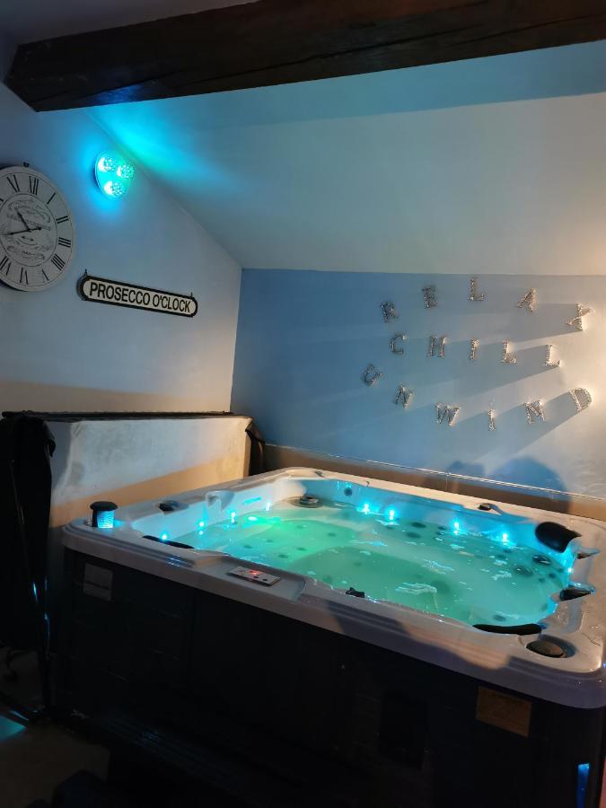 Couples Country Escape Includes Private Indoor Pool And Hot Tub In North Wales Holiday home Bagillt