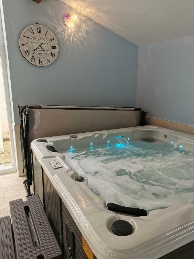 Couples Country Escape Includes Private Indoor Pool And Hot Tub In North Wales Holiday home
