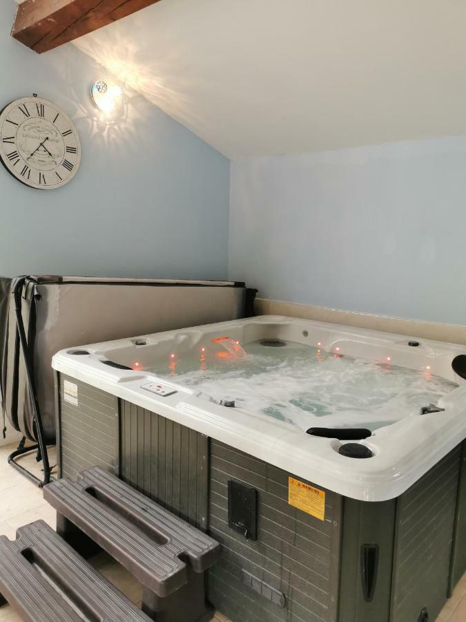 Couples Country Escape Includes Private Indoor Pool And Hot Tub In North Wales *